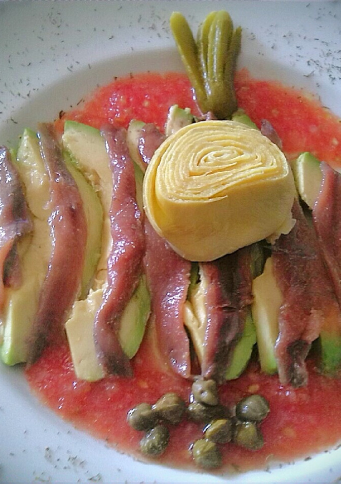 Una foto de Aguacate con anchoas y tomate natural