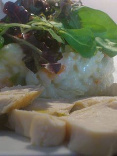 Una foto de Ensalada de arroz, verduras y pollo