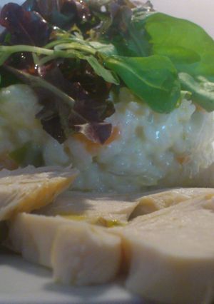 Una foto de Ensalada de arroz, verduras y pollo