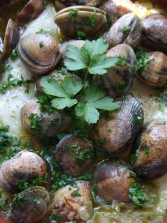 Una foto de Bacalao fresco con almejas al horno