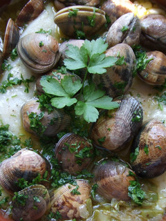 Una foto de Bacalao fresco con almejas al horno