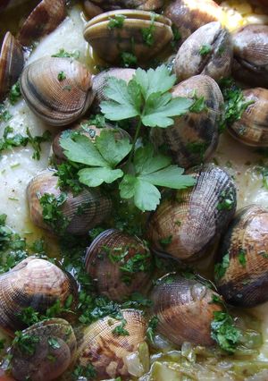 Una foto de Bacalao fresco con almejas al horno