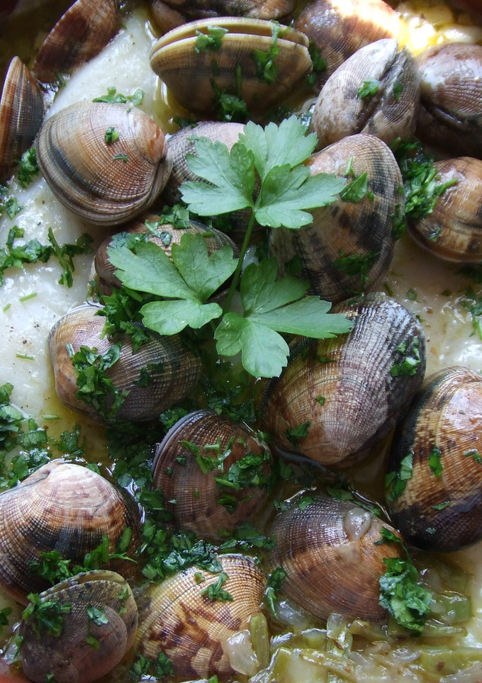Una foto de Bacalao fresco con almejas al horno