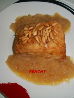 Una foto de Bacalao frito con cebollas y piñones