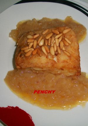 Una foto de Bacalao frito con cebollas y piñones