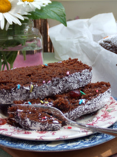 Una foto de Cake de chocolate al aroma de naranja con arándanos