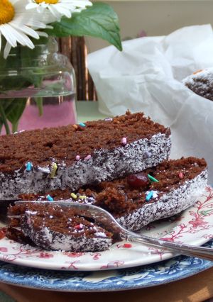 Una foto de Cake de chocolate al aroma de naranja con arándanos