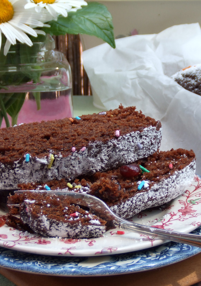Una foto de Cake de chocolate al aroma de naranja con arándanos