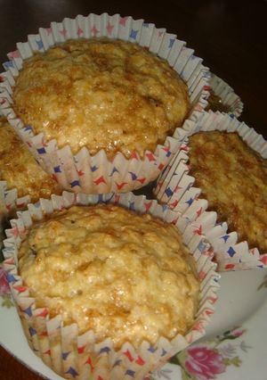 Una foto de Muffins de avena, pasas y manzana