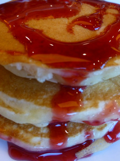 Una foto de Tortitas con sirope de fresa