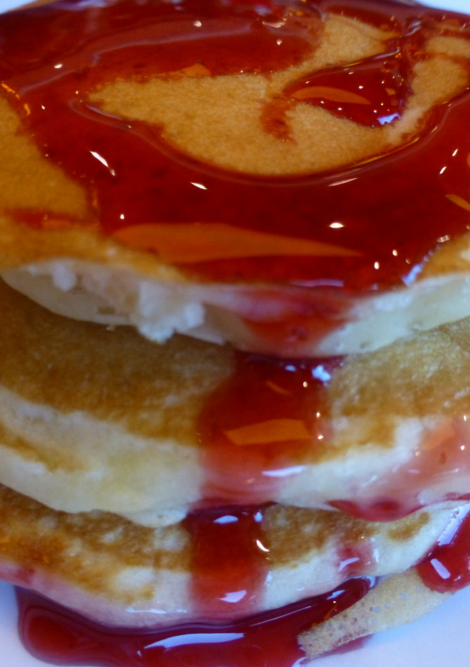 Una foto de Tortitas con sirope de fresa