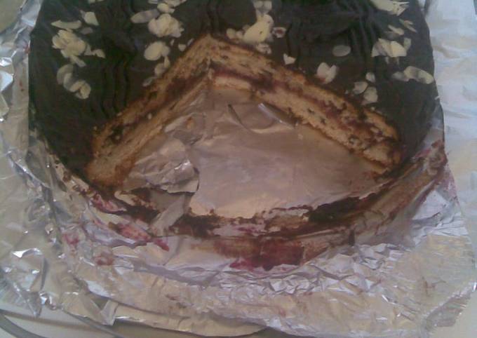 Foto principal de Torta Casera rellena de mermelada de fresa y  cobertura de chocolate