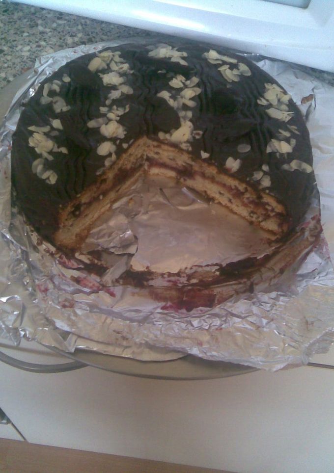 Una foto de Torta Casera rellena de mermelada de fresa y cobertura de chocolate