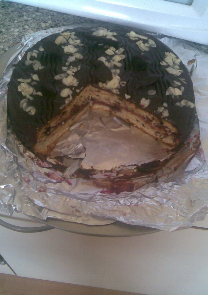 Una foto de Torta Casera rellena de mermelada de fresa y cobertura de chocolate