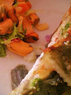Una foto de Rodaballo en salsa verde con ensalada de mejillones