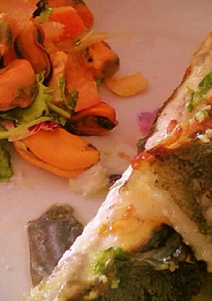 Una foto de Rodaballo en salsa verde con ensalada de mejillones