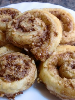 Una foto de Rollitos de canela, miel y nueces