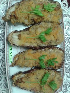 Una foto de Berenjenas rellenas de pollo y caldo de cocido