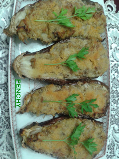 Una foto de Berenjenas rellenas de pollo y caldo de cocido