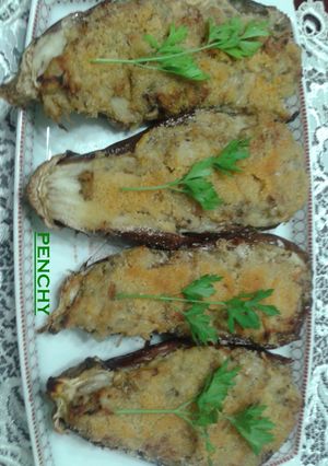 Una foto de Berenjenas rellenas de pollo y caldo de cocido