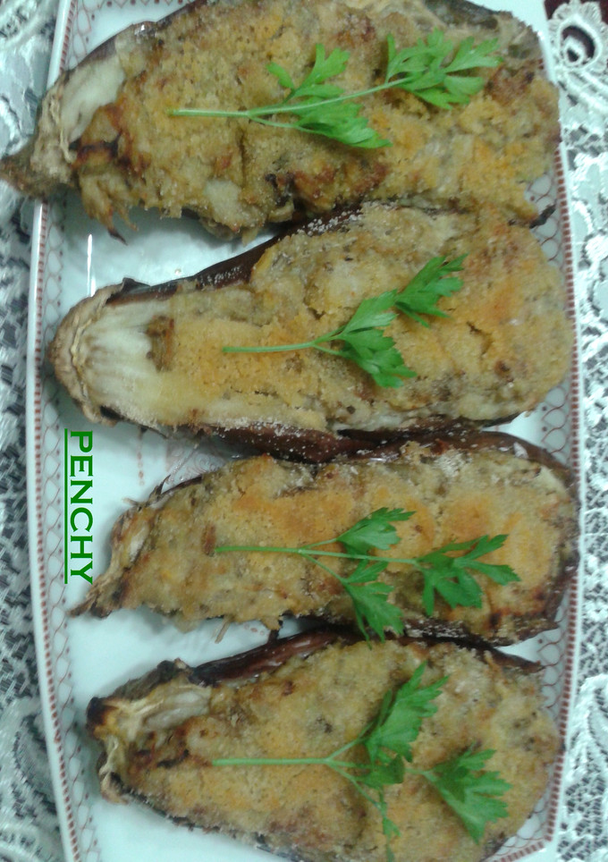Una foto de Berenjenas rellenas de pollo y caldo de cocido