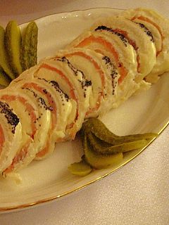 Una foto de Brazo de gitano relleno de salmón y queso fresco