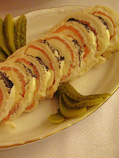 Una foto de Brazo de gitano relleno de salmón y queso fresco