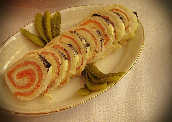 Foto principal de Brazo de gitano relleno de salmón y queso fresco
