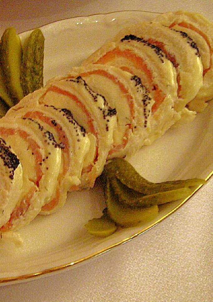Una foto de Brazo de gitano relleno de salmón y queso fresco