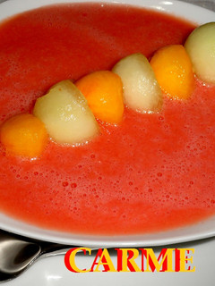 Una foto de Sopa de sandía con brocheta de frutas