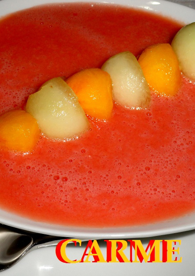 Una foto de Sopa de sandía con brocheta de frutas