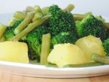 Ensalada de patata con judías verdes, brócoli y pollo
