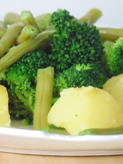 Una foto de Ensalada de patata con judías verdes, brócoli y pollo