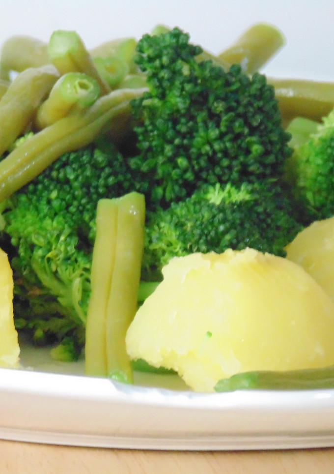 Una foto de Ensalada de patata con judías verdes, brócoli y pollo