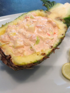 Una foto de Góndola de piña con cóctel de mariscos