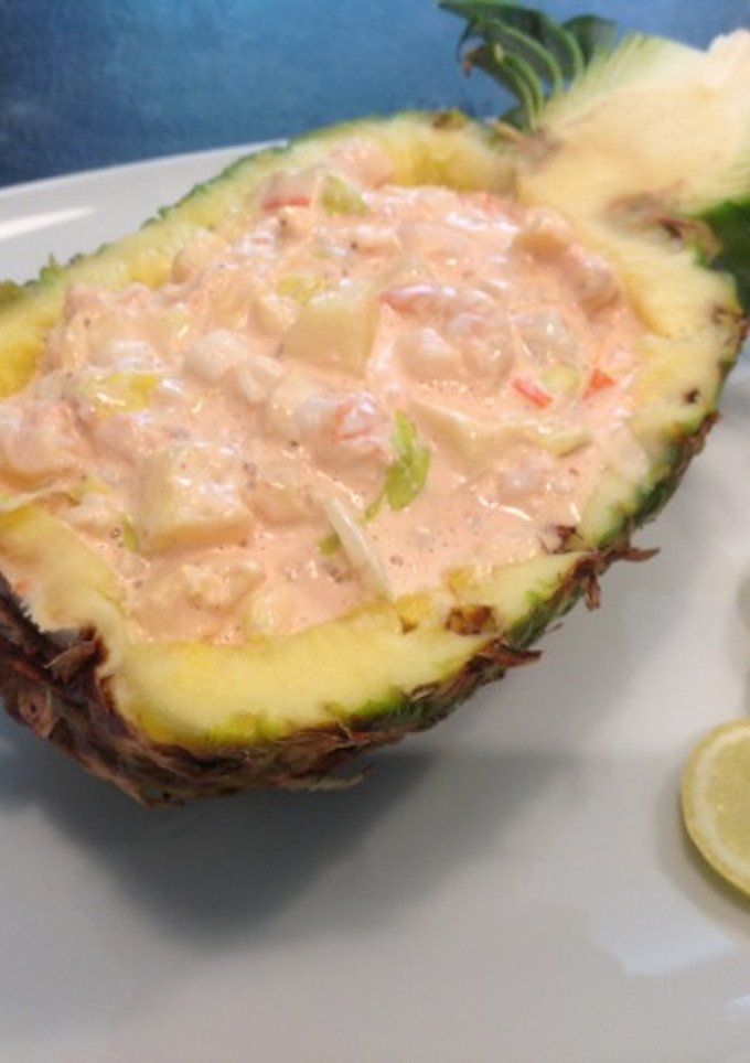 Una foto de Góndola de piña con cóctel de mariscos