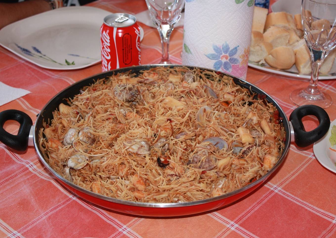 Fideua con mejillones, almejas, calamares y gambas