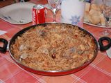 Fideua con mejillones, almejas, calamares y gambas