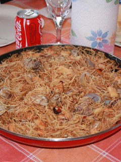 Una foto de Fideua con mejillones, almejas, calamares y gambas
