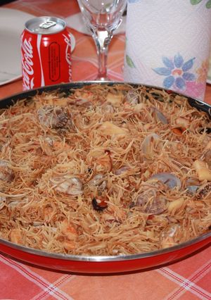 Una foto de Fideua con mejillones, almejas, calamares y gambas