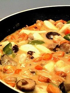 Una foto de Encocada de sepia y setas con verduras y maíz en Wok
