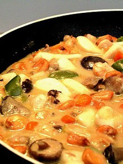 Una foto de Encocada de sepia y setas con verduras y maíz en Wok