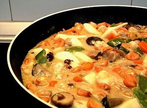 Foto principal de Encocada de sepia y setas con verduras y maíz en Wok