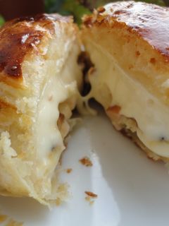 Una foto de Hojaldre de camembert relleno