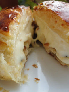Una foto de Hojaldre de camembert relleno