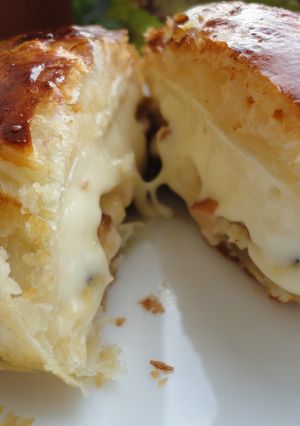 Una foto de Hojaldre de camembert relleno
