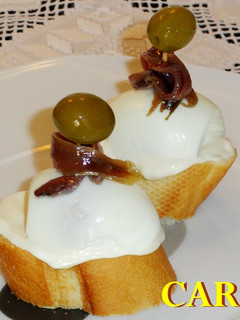 Una foto de Montaditos de huevo con mayonesa, anchoas y aceitunas