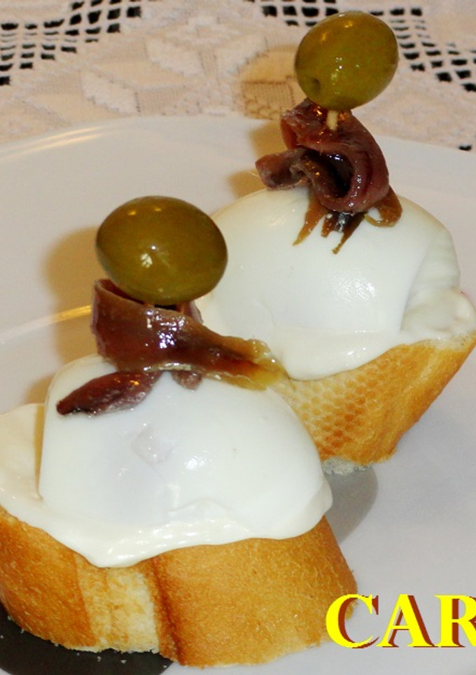 Una foto de Montaditos de huevo con mayonesa, anchoas y aceitunas