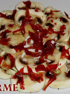Una foto de Carpaccio de champiñones con virutas de jamón