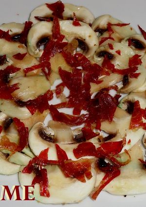 Una foto de Carpaccio de champiñones con virutas de jamón